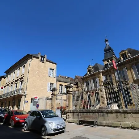 Spacious Flat With Ac & 33m² Terrace In Appartement Sarlat-la-Canéda