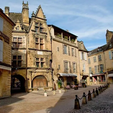 Spacious Flat With Ac & 33m² Terrace In * Sarlat-la-Canéda