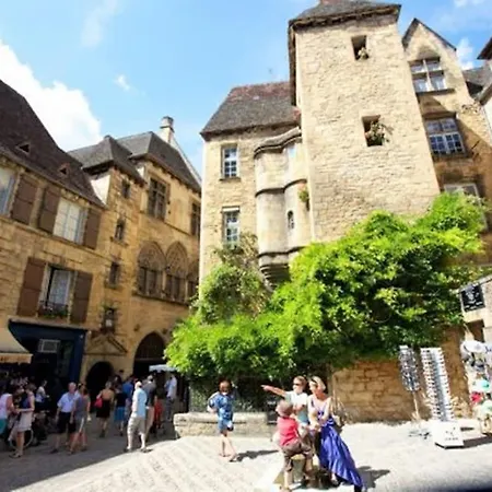 Spacious Flat With Ac & 33m² Terrace In