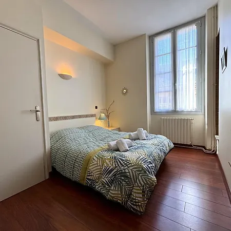 Spacious Flat With Ac & 33m² Terrace In