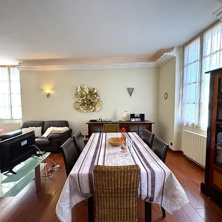 Spacious Flat With Ac & 33m² Terrace In *