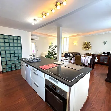 Spacious Flat With Ac & 33m² Terrace In * Sarlat-la-Canéda