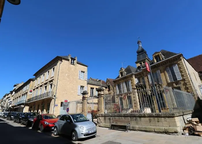 Spacious Flat With Ac & 33m² Terrace In Appartement Sarlat