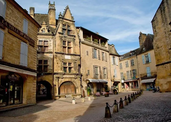 Spacious Flat With Ac & 33m² Terrace In * Sarlat