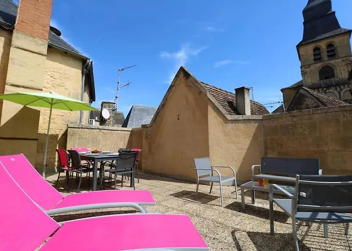 Spacious Flat With Ac & 33m² Terrace In Sarlat