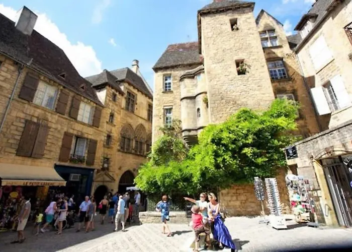 Spacious Flat With Ac & 33m² Terrace In