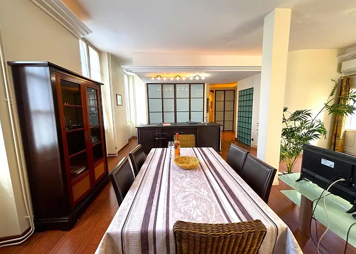 Spacious Flat With Ac & 33m² Terrace In *