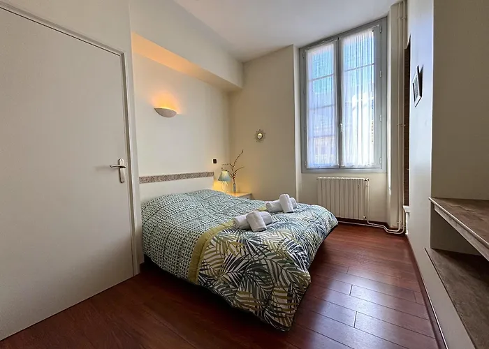 Spacious Flat With Ac & 33m² Terrace In