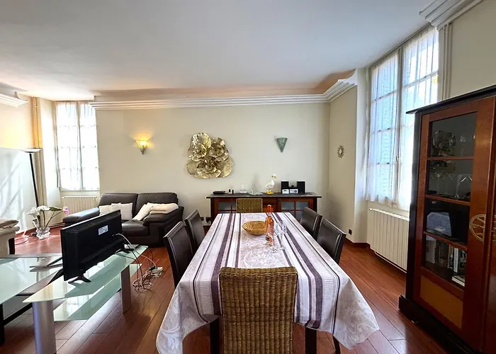 Spacious Flat With Ac & 33m² Terrace In *