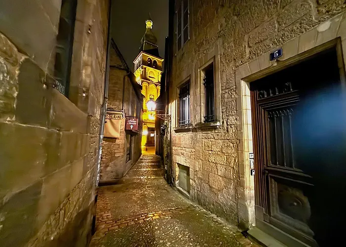 Apartman Spacious Flat With Ac & 33m² Terrace In Sarlat-la-Canéda