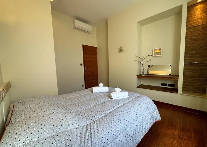 Spacious Flat With Ac & 33m² Terrace In Sarlat